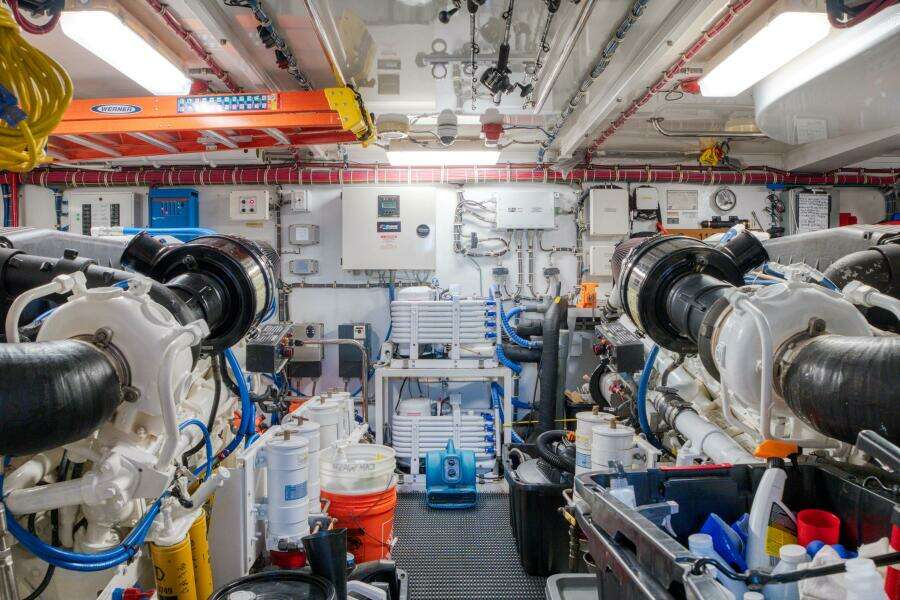 2007 Hatteras Enclosed Bridge