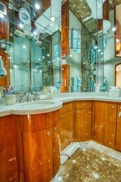 2007 Hatteras Enclosed Bridge