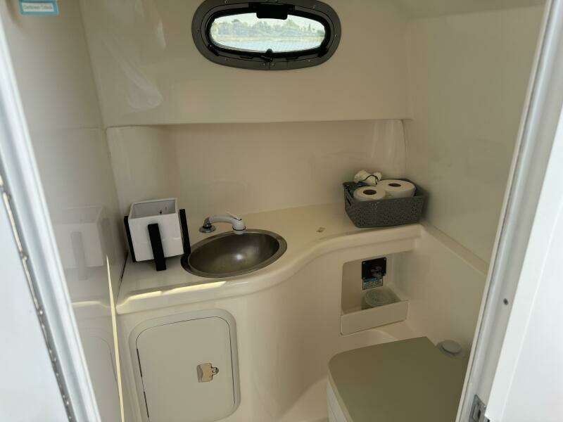 2002 Boston Whaler 275 Conquest