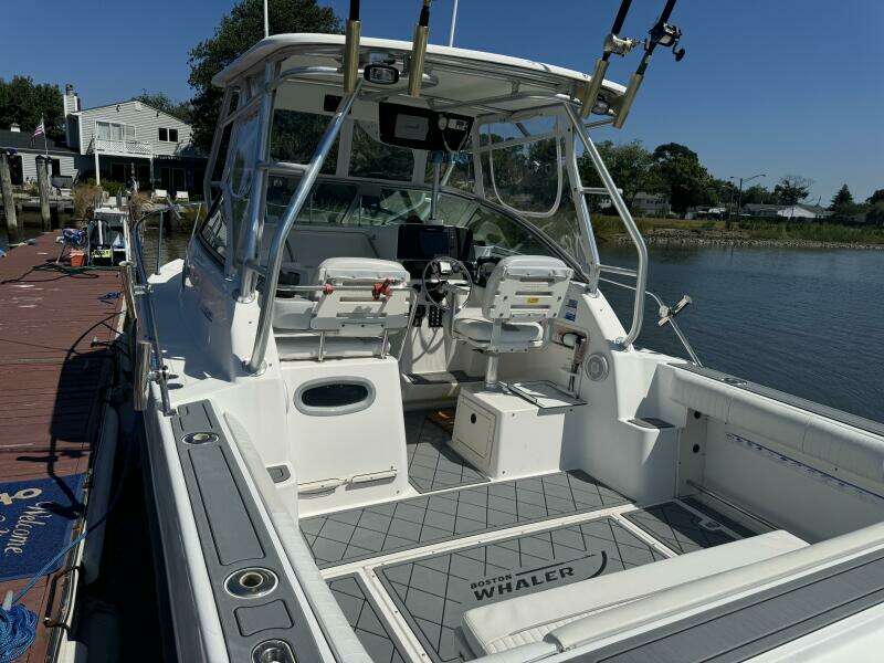 2002 Boston Whaler 275 Conquest