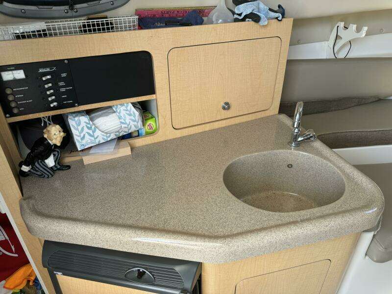 2002 Boston Whaler 275 Conquest