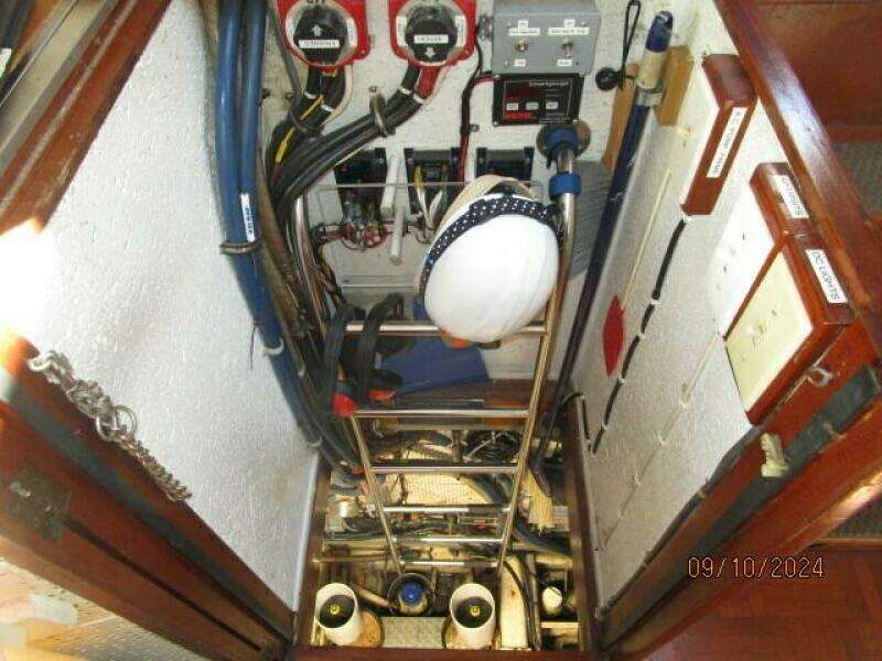 49' DeFever engine room access