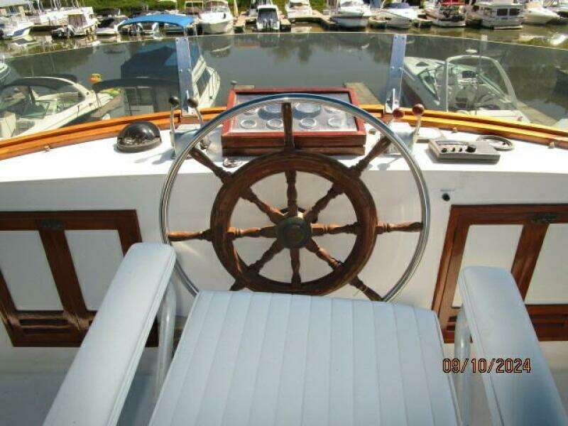 49' DeFever flybridge helm2