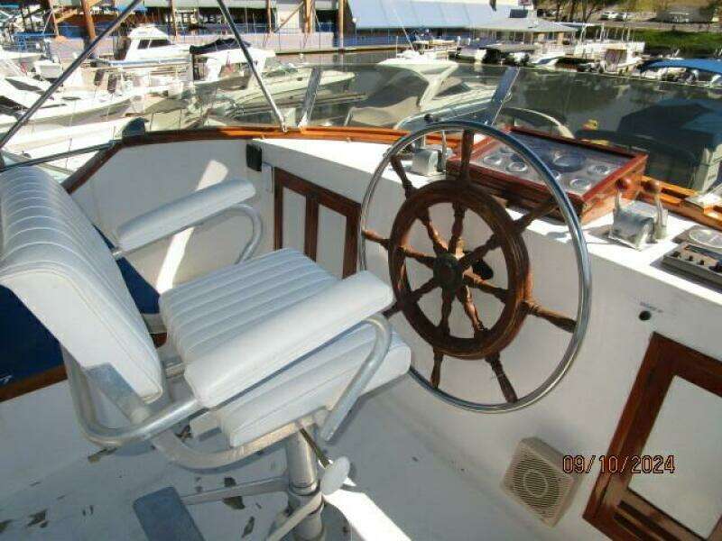49' DeFever flybridge helm1