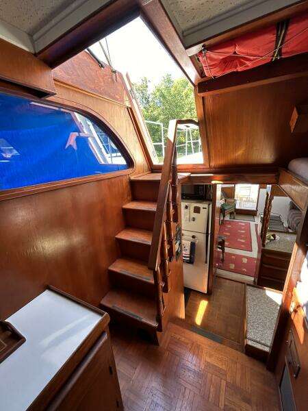 49' DeFever pilothouse-flybridge stairs