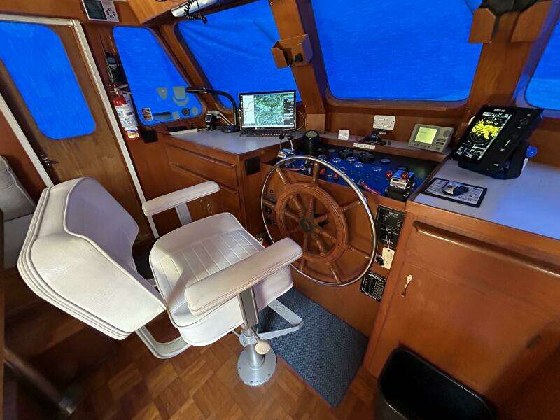 49' DeFever pilothouse helm1