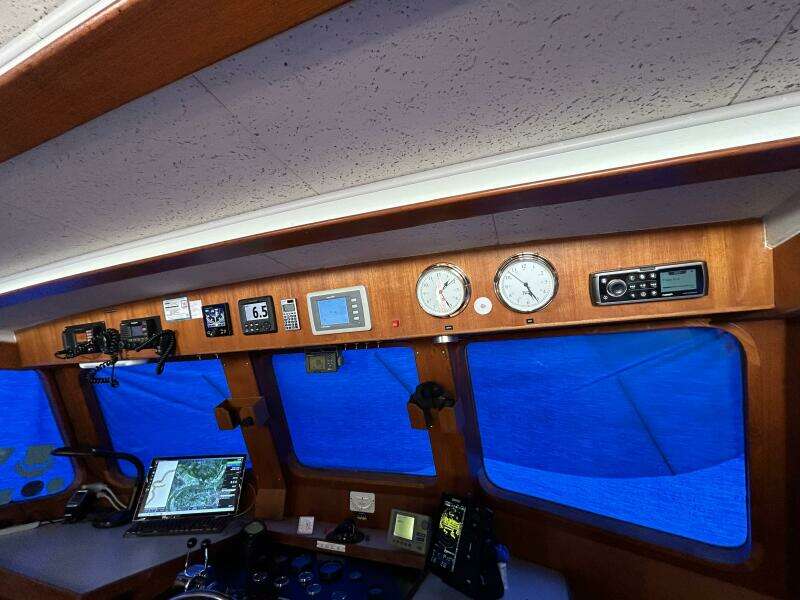 49' DeFever pilothouse electronics