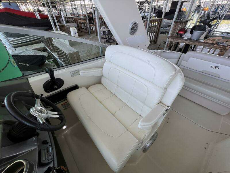 27.4 Cockpit Pilot Seat 3