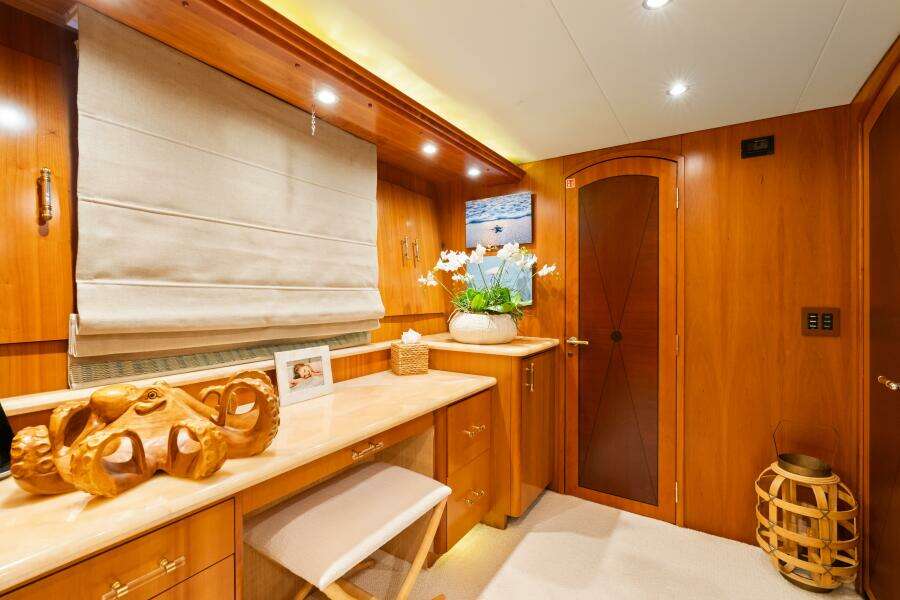 2005 Hatteras 100 Motor Yacht