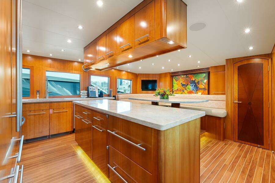 2005 Hatteras 100 Motor Yacht