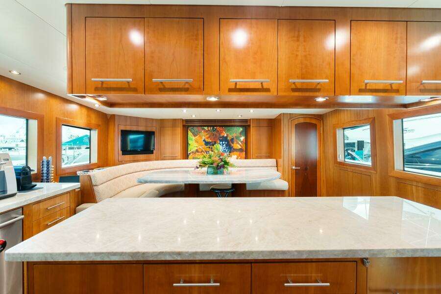 2005 Hatteras 100 Motor Yacht