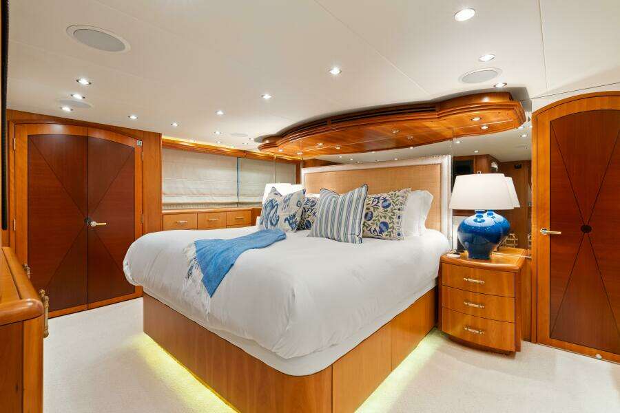 2005 Hatteras 100 Motor Yacht