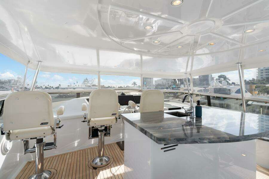 2005 Hatteras 100 Motor Yacht
