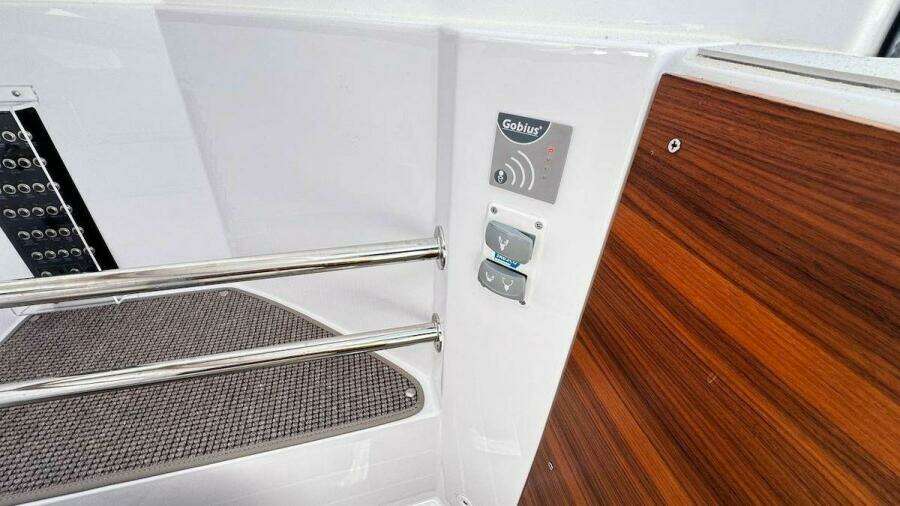 2022 Axopar 28 T-Top