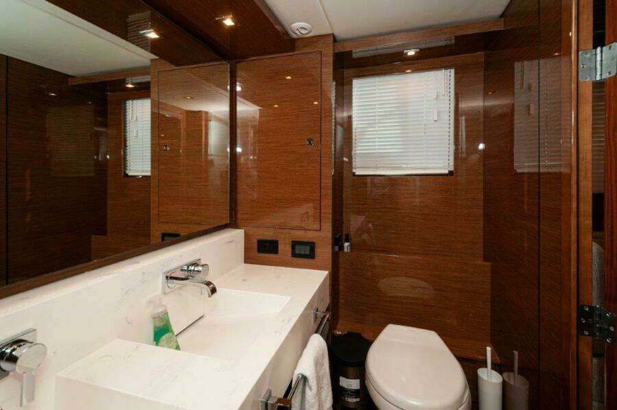 2020 Cruisers Yachts- HARPER BELL- Master Head