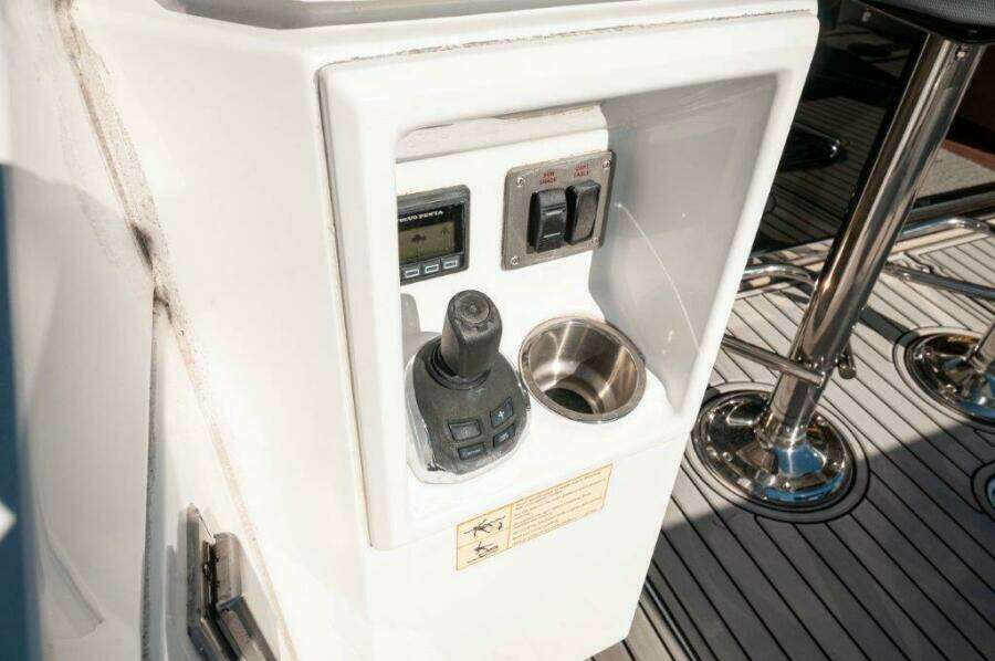 2020 Cruisers Yachts- HARPER BELL- Cockpit Controls