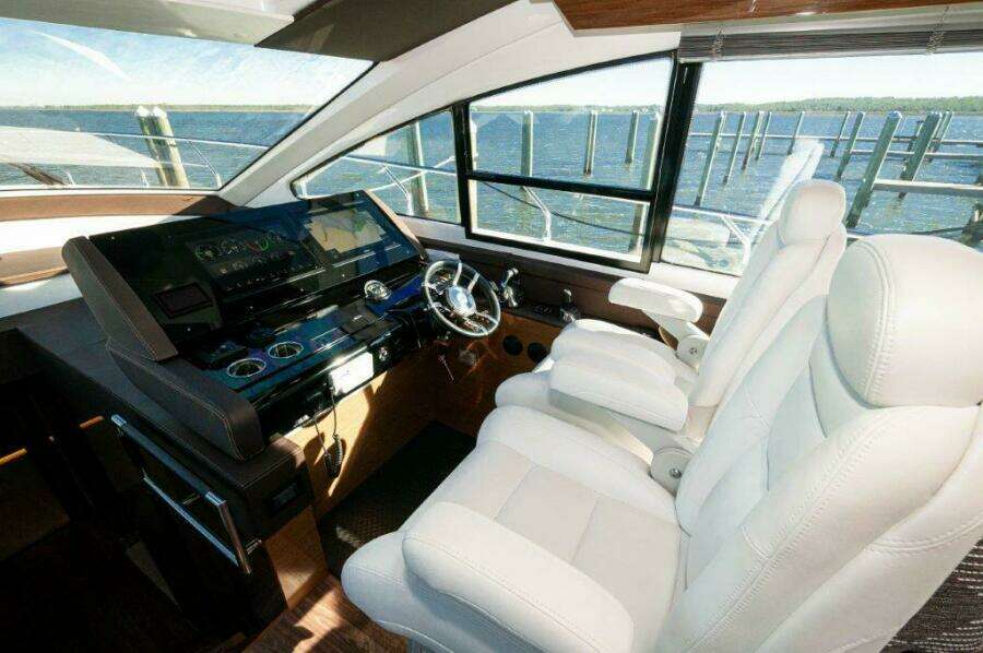 2020 Cruisers Yachts- HARPER BELL- Helm Seating