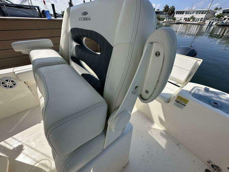 2023 Cobia 220 CC