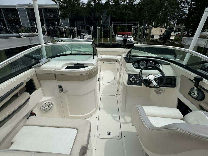 2013 Sea Ray 240 Sundeck