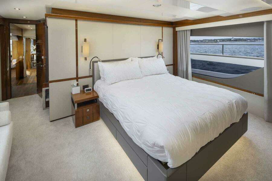 2017 Sunseeker 95 Yacht