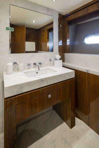 2017 Sunseeker 95 Yacht