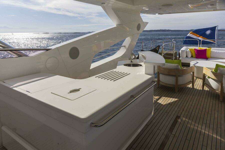 2017 Sunseeker 95 Yacht