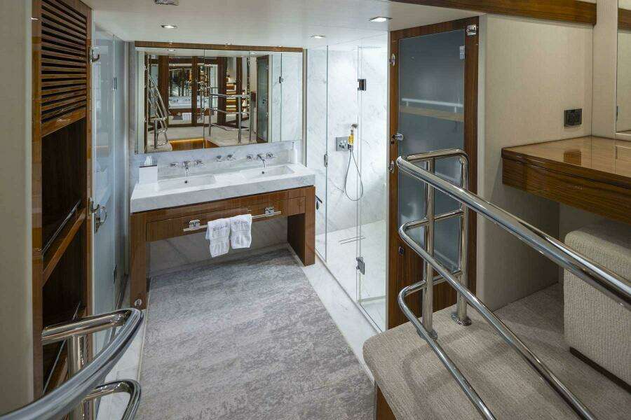 2017 Sunseeker 95 Yacht