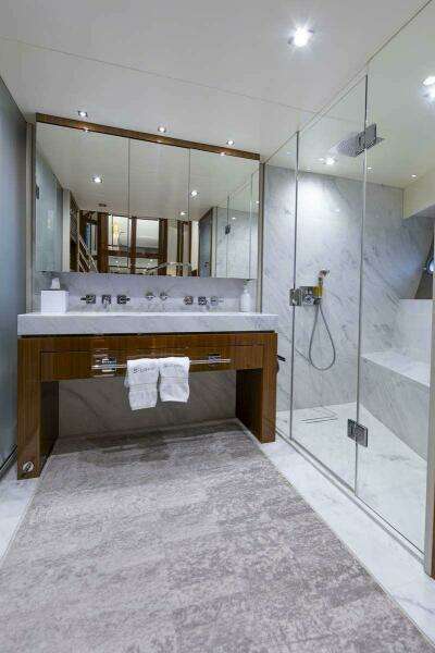 2017 Sunseeker 95 Yacht