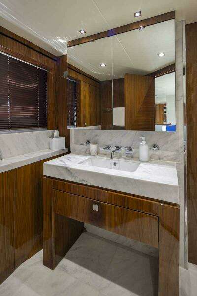 2017 Sunseeker 95 Yacht