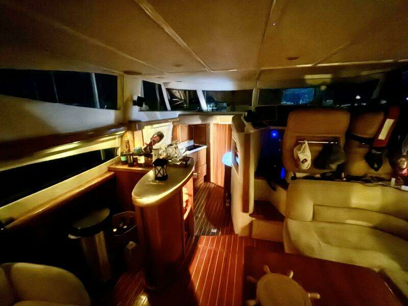 47' Sealine salon forward2