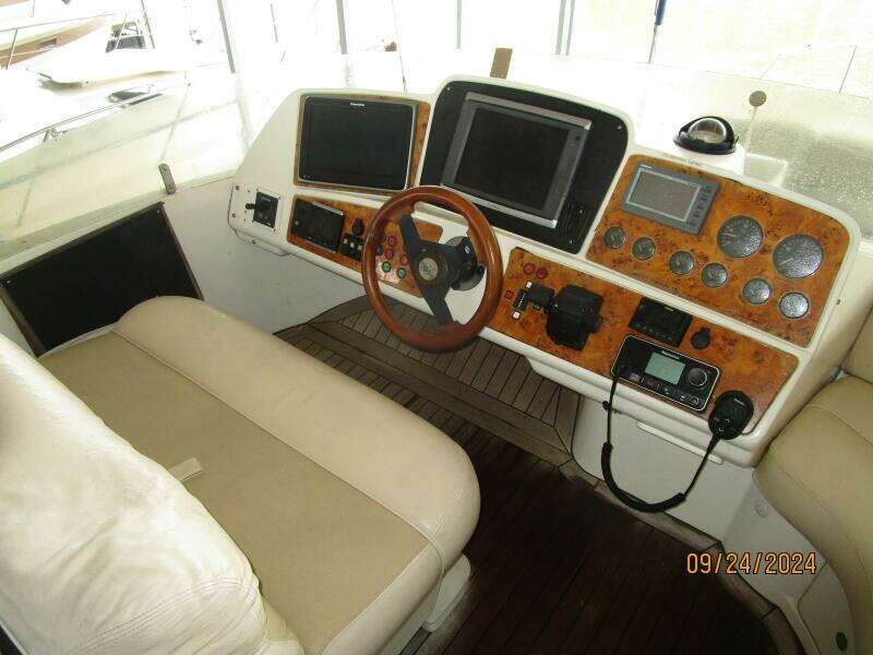 47' Sealine flybridge helm1
