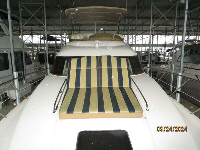 47' Sealine foredeck aft