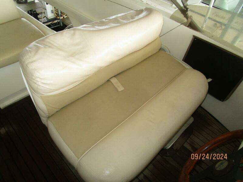 47' Sealine flybridge helmseat