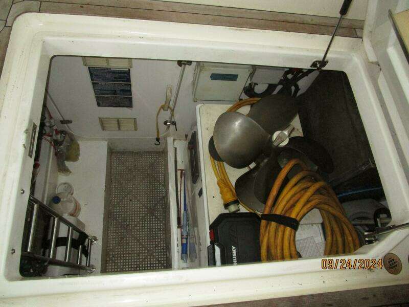 47' Sealine lazarette access