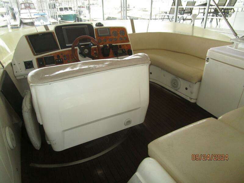 47' Sealine flybridge forward1