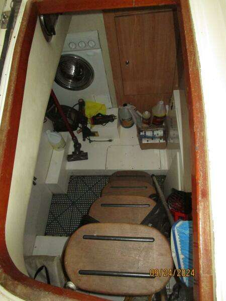 47' Sealine crew cabin access