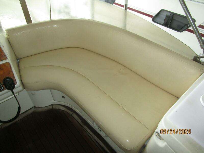 47' Sealine flybridge starboard seating