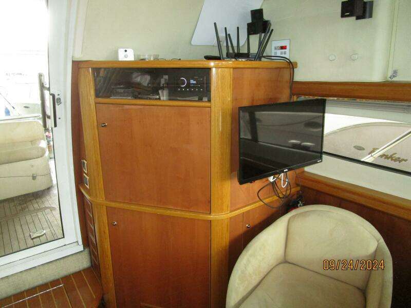 47' Sealine salon port aft