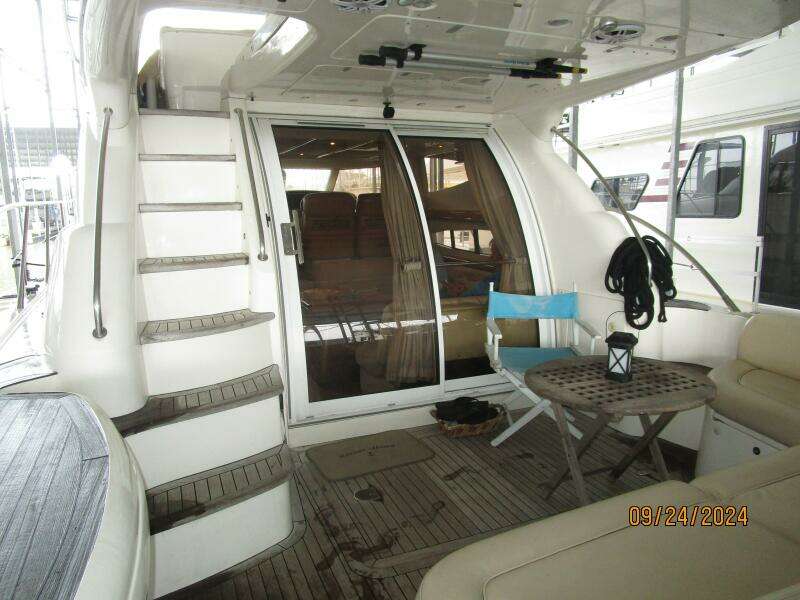 47' Sealine aftdeck forward