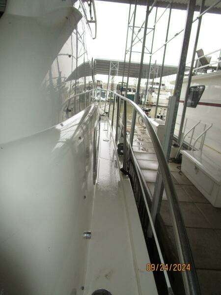 47' Sealine starboard side deck2