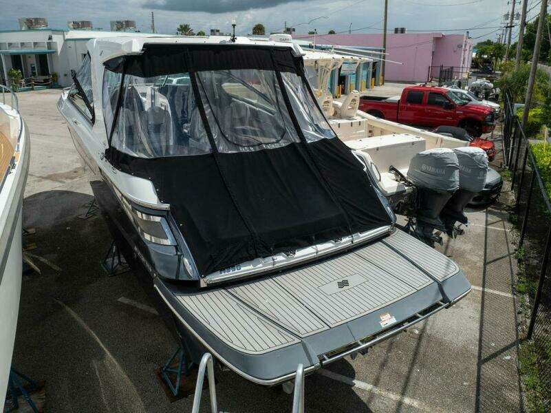 Four Winns 35 - Exterior Profile