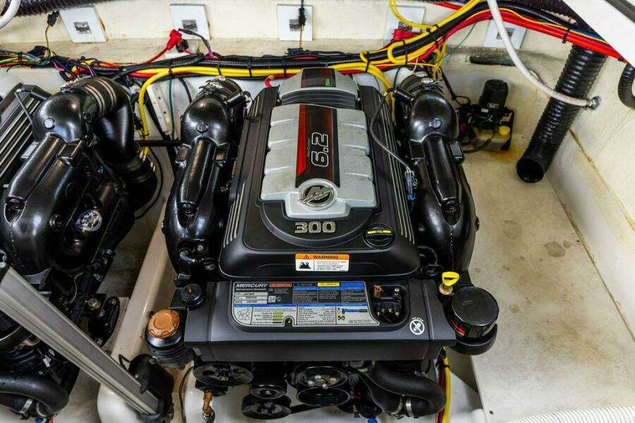 Four Winns 35 - Engine