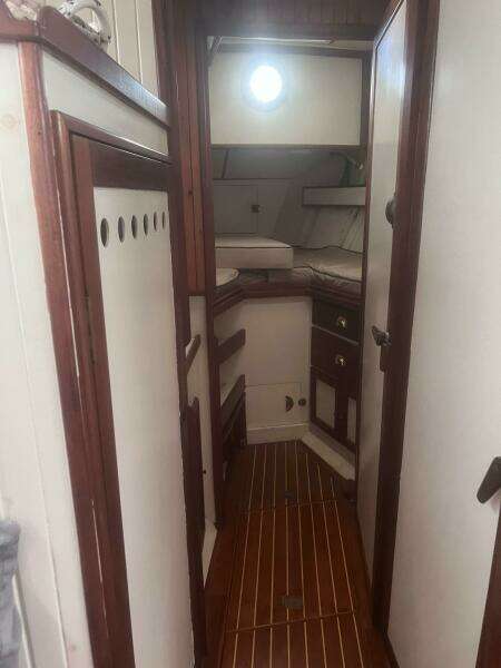 Forward V Berth & Storage