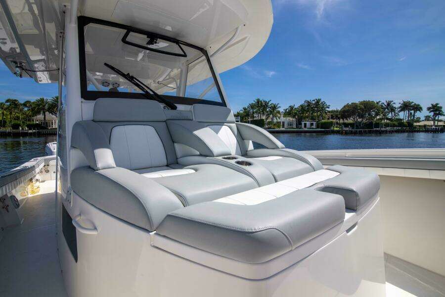 Regulator 41 2021 - Exterior Bow