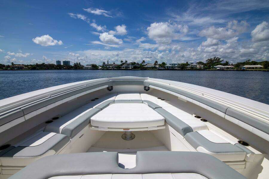 Regulator 41 2021 - Exterior Bow