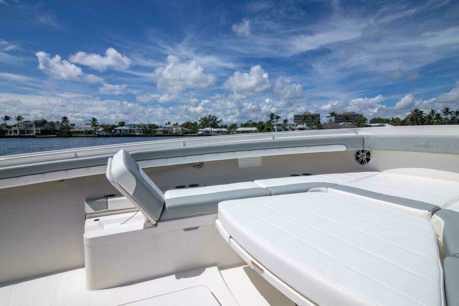 Regulator 41 2021 - Exterior Bow