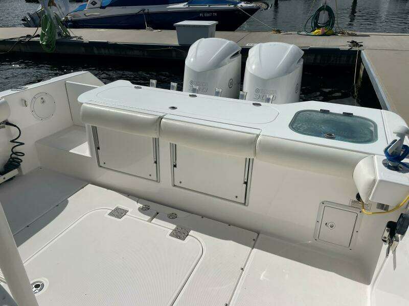 Everglades 32 Dauntless 325CC- Cockpit