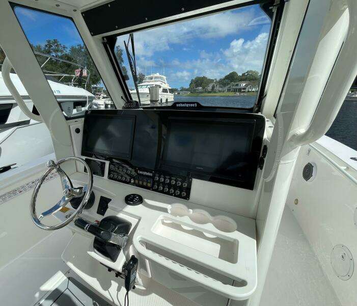 Everglades 32 Dauntless 325CC- Helm  