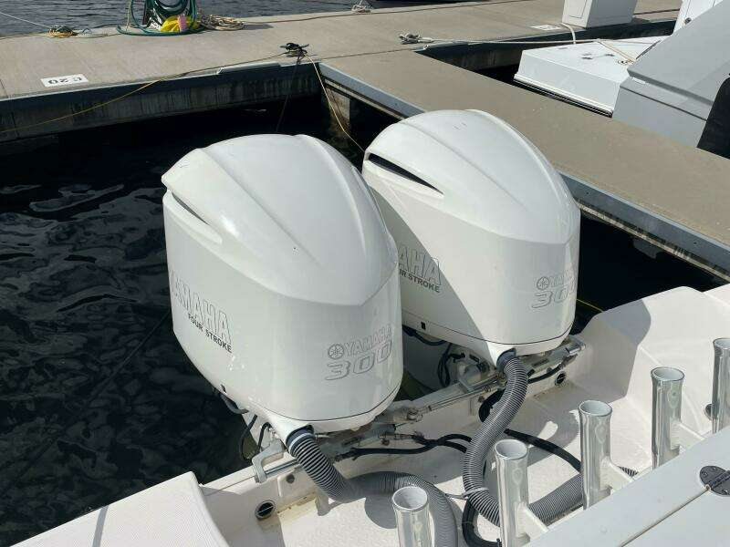 Everglades 32 Dauntless 325CC- Engines