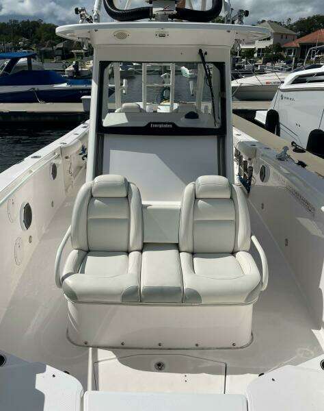 Everglades 32 Dauntless 325CC- Forward Seating